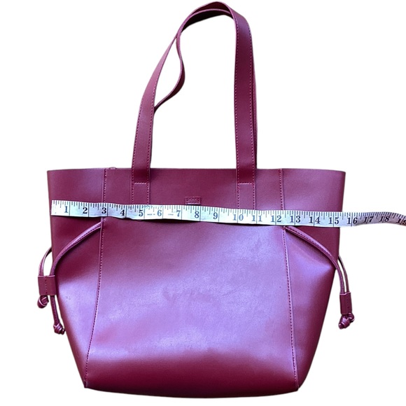 Neiman Marcus Tote and Makeup bag set in faux leather - Picture 3 of 11